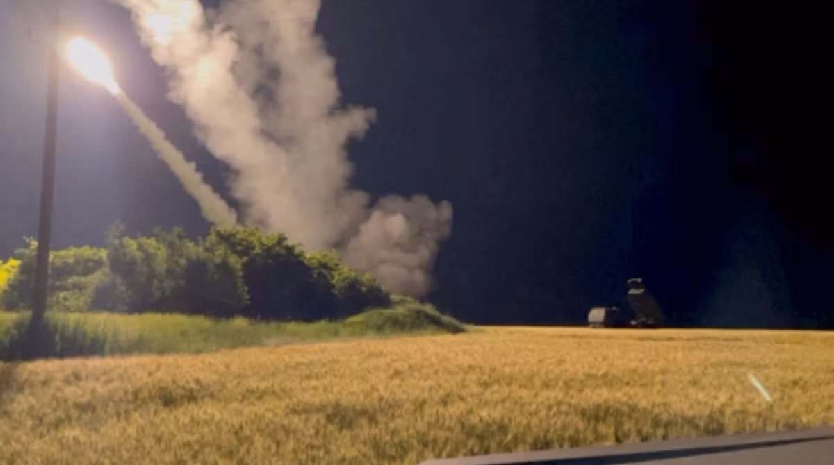 Chỉ tính đơn giản, nếu mỗi bệ phóng HIMARS chỉ phóng đạn 2 lần/ngày, thì 8 bệ phóng mà Ukraine hiện có sẽ tiêu thụ 96 quả tên lửa mỗi ngày. Nhưng tên lửa M31 không thể di chuyển cùng với phương tiện phóng HIMARS và chúng được cất giữ ở một vị trí cố định.