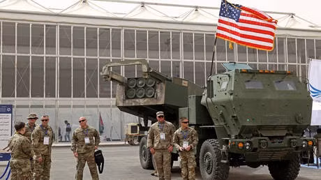 Nhưng điểm yếu của Ukraine là tên lửa HIMARS hiện chỉ có Mỹ sản xuất được và không có cách nào để sản xuất tại Ukraine. Do vậy chúng phải được vận chuyển từ Mỹ đến Ba Lan, sau đó mới được vận chuyển tới Ukraine bằng đường bộ và việc cất giữ tên lửa HIMARS ở chiến trường Donbass là điều vô cùng khó khăn.