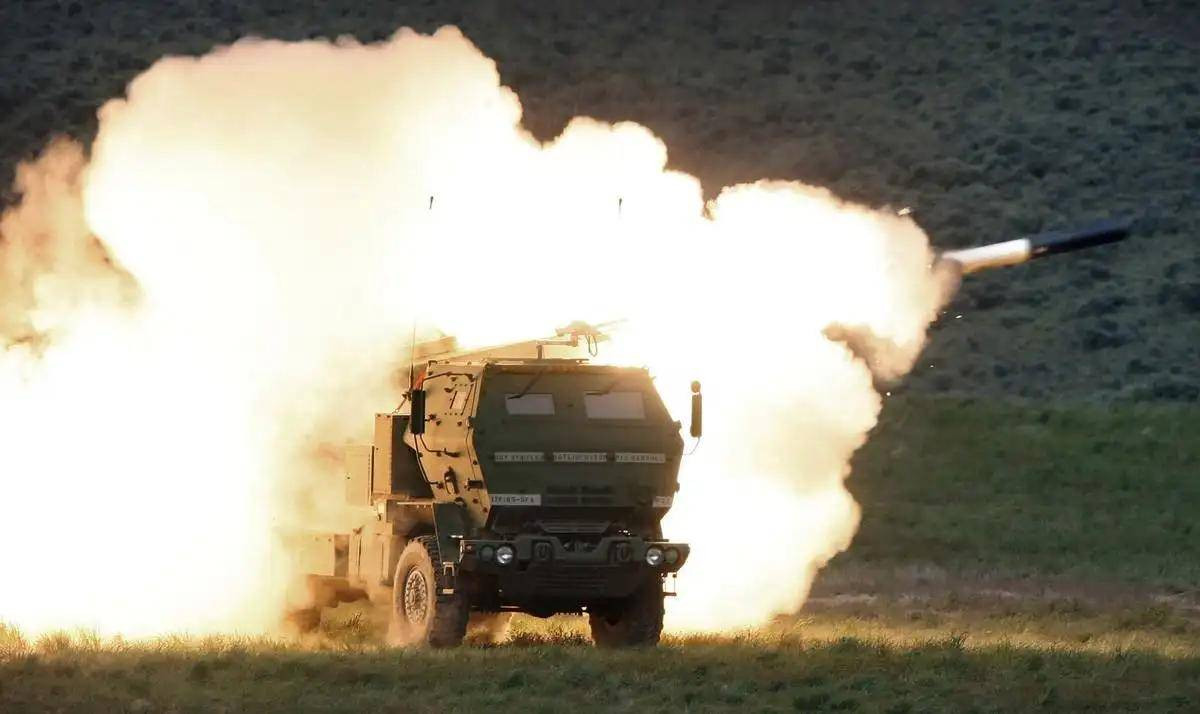 Hệ thống tên lửa cơ động HIMARS thực sự đã mang lại rất nhiều rắc rối cho quân đội Nga. Do tính thông tin hóa cao, tính linh hoạt và khả năng bắn chính xác, nên HIMARS là mối đe dọa lớn đối với quân đội Nga trên chiến trường Ukraine.