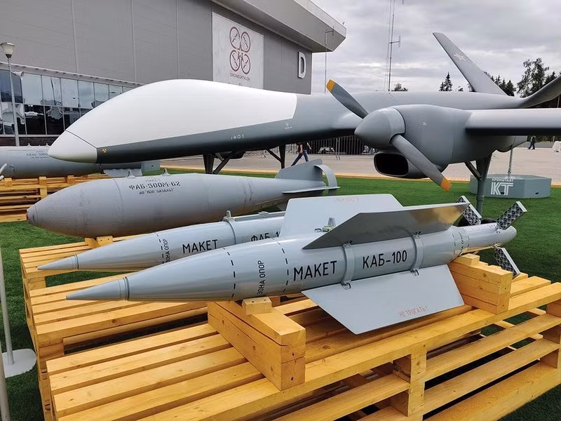 Tuy nhiên, thực tế thay đổi nhanh chóng của cuộc xung đột Nga-Ukraine, đòi hỏi UAV Inokhodets phải được trang bị vũ khí có điều khiển loại nhỏ, độ chính xác cao, tầm bắn xa, sức công phá lớn và các cảm biến để UAV có thể hoạt động trong mọi điều kiện thời tiết; nhất là ban đêm.