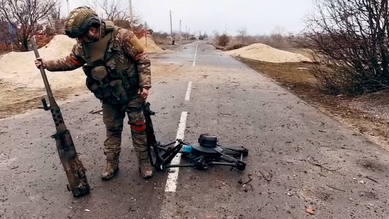 Về phía RFAF, hiện tại họ đang tích lũy được kinh nghiệm vô giá khi sử dụng UAV Inokhodets, đồng thời cân nhắc việc tái cấu hình chiến thuật sử dụng UAV tầm trung. Gần đây, RFAF ngày càng sử dụng nhiều UAV tầm trung trong hỗ trợ trinh sát và tấn công những khu vực phòng thủ của AFU.