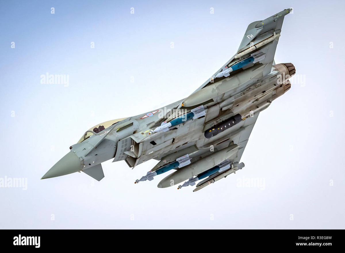 Mặc dù Quốc hội Anh đã bỏ phiếu phản đối việc tiến hành một cuộc can thiệp quân sự vào Syria vào năm 2013, nhưng Quân đội Anh ban đầu đóng vai trò hỗ trợ cho các hoạt động chiến đấu của các đồng minh phương Tây và sau đó tham gia trực tiếp hơn vào chiến dịch không kích do Mỹ dẫn đầu từ năm sau. 