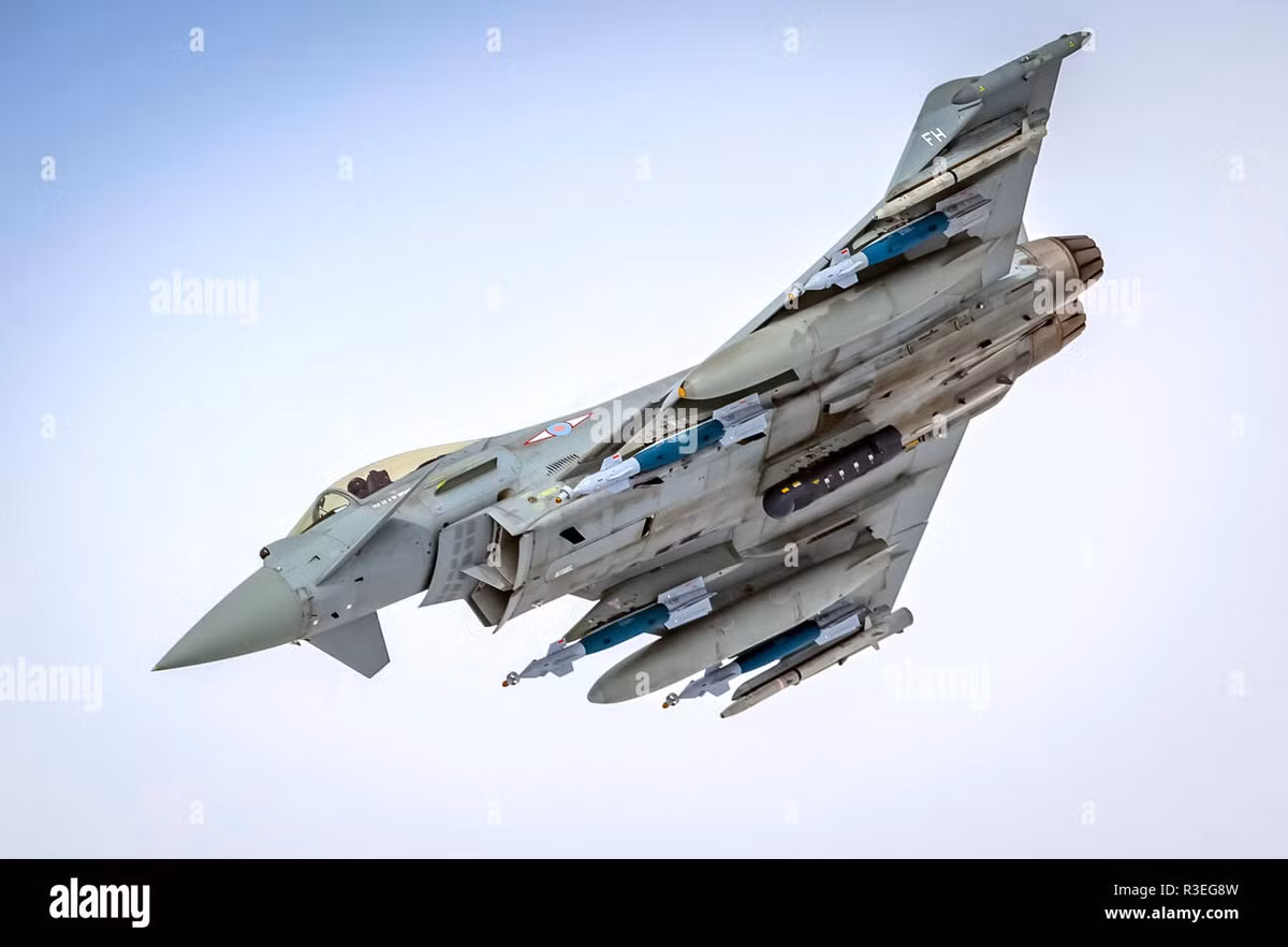 Mặc dù Quốc hội Anh đã bỏ phiếu phản đối việc tiến hành một cuộc can thiệp quân sự vào Syria vào năm 2013, nhưng Quân đội Anh ban đầu đóng vai trò hỗ trợ cho các hoạt động chiến đấu của các đồng minh phương Tây và sau đó tham gia trực tiếp hơn vào chiến dịch không kích do Mỹ dẫn đầu từ năm sau. 