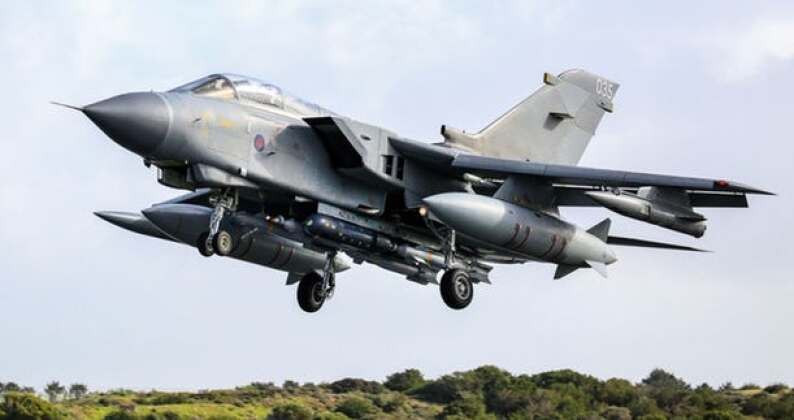 Một “máy bay không người lái nhỏ thù địch”, được Bộ Quốc phòng Anh báo cáo là đã bị bắn hạ vào ngày 14/12 vừa qua; mặc dù nguồn gốc của nó không được xác định sở hữu thuộc Quân đội Syria, Iran hay của quốc gia đồng minh hoặc của các tổ chức phi nhà nước.