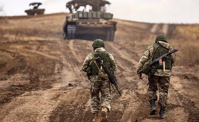 “Cuộc tiến đột phá thẳng vào Kurakhove, đồng thời với các hoạt động tấn công của chúng tôi ở hai bên sườn; các đơn vị chiến đấu của Cụm quân Vostok bắt đầu tiến vào thành phố, bằng chiến thuật hiệp đồng quân binh chủng.