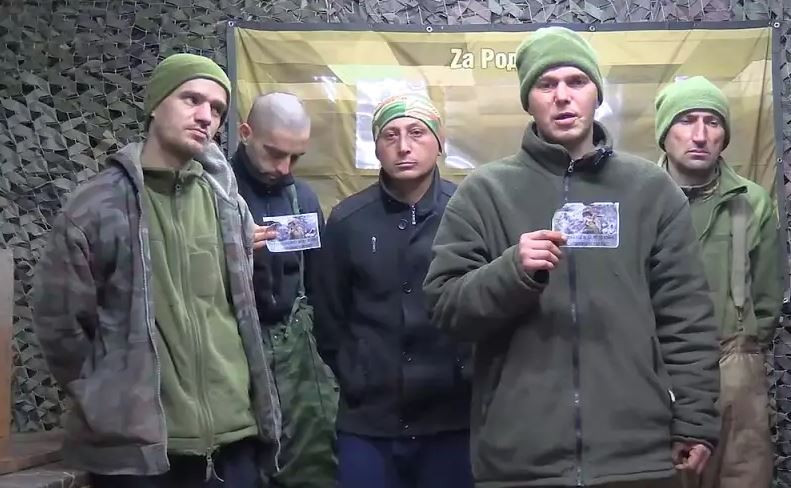 Nhưng đối với nhiều binh lính, việc có mặt ở tòa án binh còn tốt hơn nhiều lần khi phải đối mặt với bom lượn và pháo bầy của quân Nga. Và rõ ràng họ sẽ không quyết tâm chiến đấu cho đến phút cuối cùng.