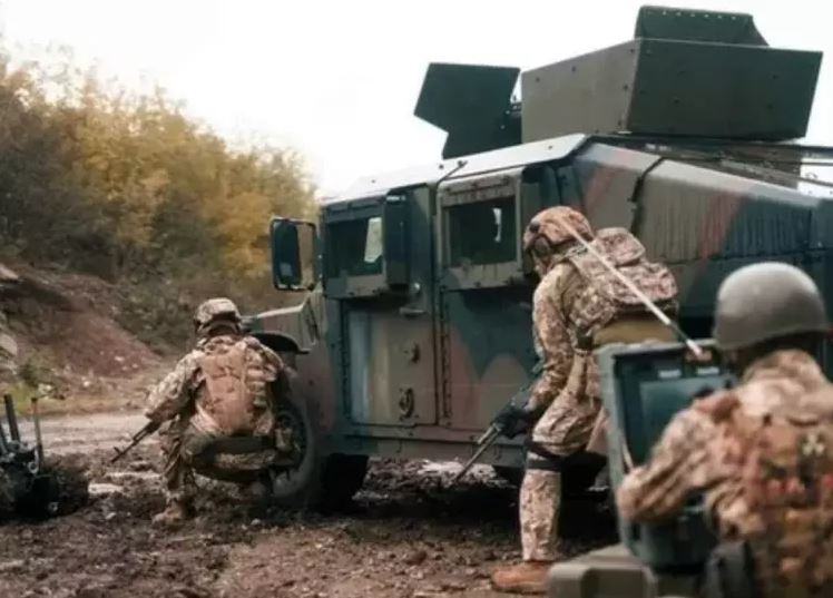 Vì vậy, để hỗ trợ mặt trận Avadivka, quân đội Ukraine đã phải chấp nhận rủi ro rất lớn là triển khai quân từ nhiều mặt trận về đây. Tuy nhiên, phương pháp “giật gấu vá vai” này, khiến quân đội Ukraine tưởng chừng như đã tập hợp được 10 lữ đoàn, nhưng thực lực và trang bị lại vô cùng thiếu thốn.