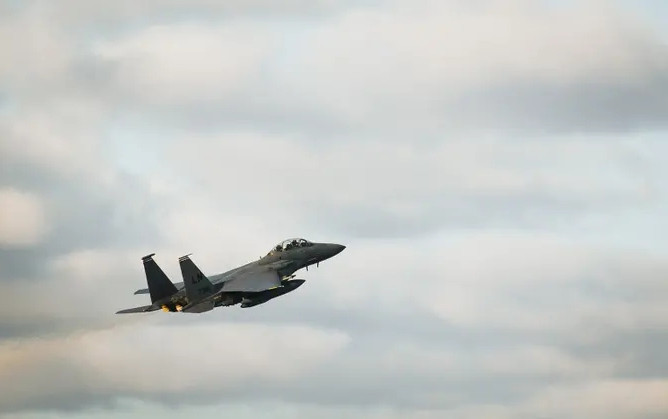 Nhưng bất chấp thủ đoạn của phi công F-15E, phòng không Nga đã sử dụng các biện pháp đối phó điện tử của họ và chiếc F-15E đã không thoát được sự theo dõi của máy bay chiến đấu và lực lượng phòng không Nga.