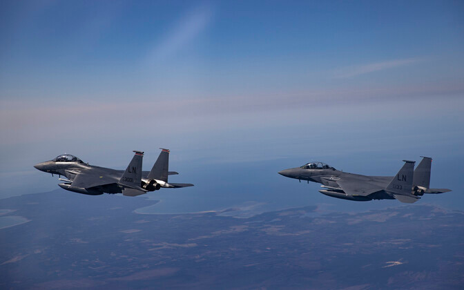 Còn trên khu vực Baltic, hiện máy bay chiến đấu F-15E của Không quân Mỹ đã được triển khai tại Estonia theo thỏa thuận của NATO; vừa qua đã xảy ra việc máy bay chiến đấu F-15E đóng tại đây, đã cố gắng đánh lừa các máy bay chiến đấu Su-35 và hệ thống S-400 của Nga tại Kaliningrad.