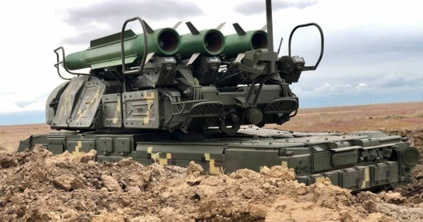 Phần Lan trước đây đã được trang bị một số hệ thống phòng không Buk-M1, nhưng tất cả chúng đều đã hết niên hạn sử dụng và bị loại khỏi biên chế chiến đấu. Điều này cũng đồng nghĩa với việc hệ thống phòng không dã chiến, quan trọng nhất trên chiến trường của quân đội Ukraine, không thể được bổ sung.