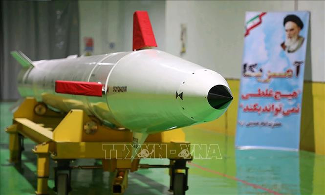 Về bom nguyên tử, hiện nay Iran thừa sức chế tạo, nhưng trước sức ép của Mỹ nên chưa chế tạo được. Sự toàn vẹn của ngành công nghiệp Iran là do nền tảng được đặt ra bởi triều đại vua Pahlavi (đã bị lật đổ năm 1979). 