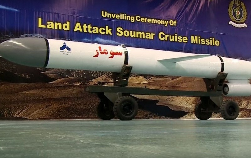 Iran có nhiều lợi thế về lọc dầu, luyện thép, điện, sản xuất ô tô, máy móc, chế biến thực phẩm, vật liệu xây dựng, thiết bị điện, hóa chất, luyện kim, giấy, xi măng và các lĩnh vực công nghiệp khác. Ngoài ra, Iran có thể sản xuất máy bay, xe tăng, rocket và tên lửa tương đối hiện đại, uy lực hơn nhiều so với Iraq. 