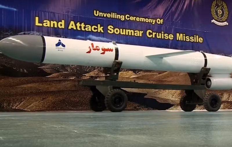 Iran có nhiều lợi thế về lọc dầu, luyện thép, điện, sản xuất ô tô, máy móc, chế biến thực phẩm, vật liệu xây dựng, thiết bị điện, hóa chất, luyện kim, giấy, xi măng và các lĩnh vực công nghiệp khác. Ngoài ra, Iran có thể sản xuất máy bay, xe tăng, rocket và tên lửa tương đối hiện đại, uy lực hơn nhiều so với Iraq. 