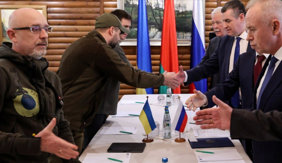 Thông báo mới nhất của Nga được đưa ra ngay trong bối cảnh vòng đàm phán thứ ba với phái đoàn Ukraine được tổ chức tại Belarus không mang lại kết quả như mong đợi. Tuy nhiên, cả hai bên nhất trí tiếp tục đàm phán và ghi nhận sự chuyển biến tích cực về vấn đề hành lang nhân đạo.