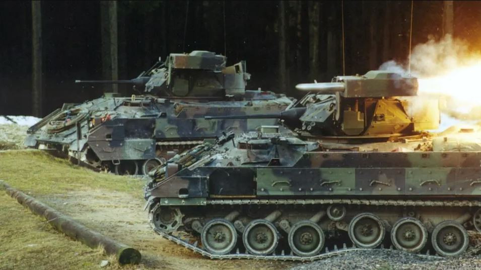 Tuy nhiên, xe chiến đấu bộ binh M2 Bradley có hai mặt; trên giấy tờ, hiệu suất không tệ. Tuy nhiên, đánh giá từ hiệu suất chiến đấu thực tế, có thể cảm nhận rõ ràng rằng xe chiến đấu bộ binh M2 Bradley khó thích ứng với các chiến trường khắc nghiệt và phức tạp.