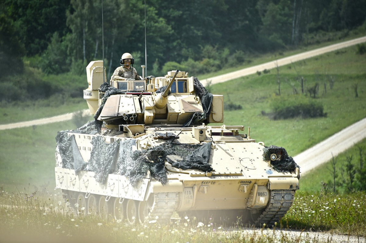 Nhưng khách quan đánh giá, nếu quân đội Mỹ chiếm được chiến trường với ưu thế tuyệt đối trên không, thì xe chiến đấu bộ binh M2 Bradley vẫn đủ khả năng “làm mưa, làm gió” trên chiến trường và khả năng bảo vệ của nó vẫn được đánh giá tốt nhất so với các loại xe chiến đấu bộ binh khác.