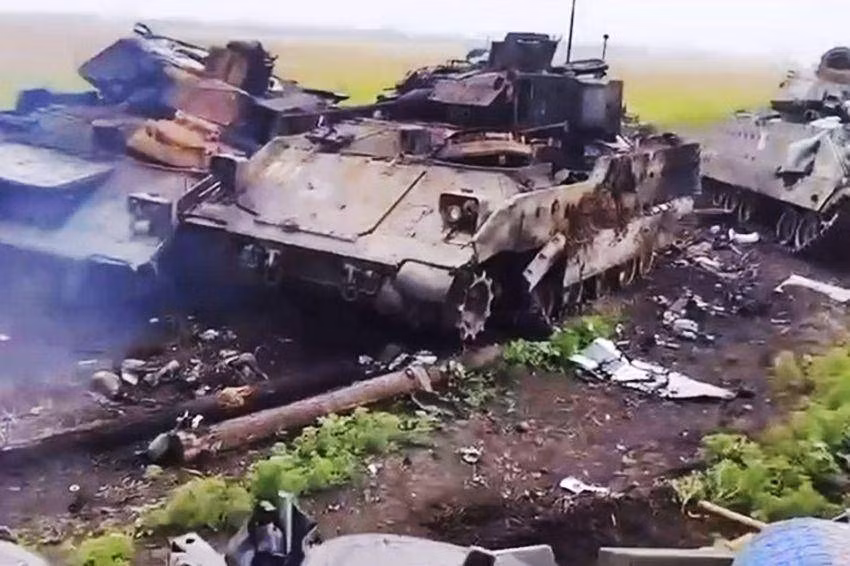 Thông tin từ Oryx cho biết, kể từ khi xe chiến đấu bộ binh M2 Bradley do Mỹ cung cấp được chuyển giao cho quân đội Ukraine, trong khoảng một tháng, theo thống kê chưa đầy đủ, đã có ít nhất 50 xe bị phá hủy. Thậm chí còn có cảnh tượng về 9 chiếc Bradley bị phá hủy chỉ trong một đợt tiến công.