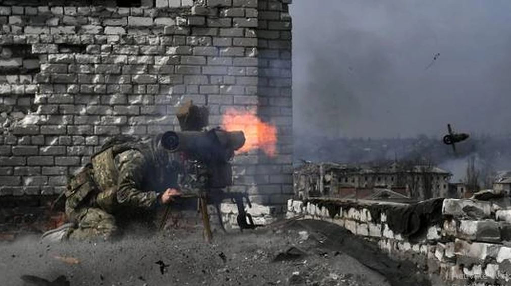 Bên sườn phía bắc Bakhmut: Trong 5 ngày qua, quân Nga giành lại thế chủ động trên trục Orikhovo-Vasilevka và tiếp tục duy trì thế trận tấn công. Quân Nga thậm chí còn tuyên bố rằng, lính dù Nga đã tái chiếm được làng Veseloye ở phía bắc thị trấn Soledal. Hơn nữa, một số lính đánh thuê Wagner sẽ được tái triển khai trên hướng Bakhmut.