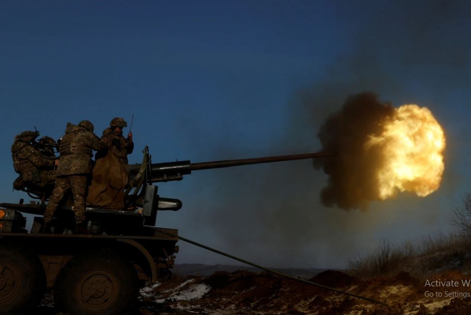 Nhưng kết quả tại Bakhmut lại chứng minh rằng, địa hình nơi này không thể bao vây hoàn toàn; bởi vì cả hai bên đều có thể tiếp tục tăng cường lực lượng. Mấu chốt phụ thuộc vào ưu thế về pháo binh, ưu thế trên không và sự vững chắc của công sự.