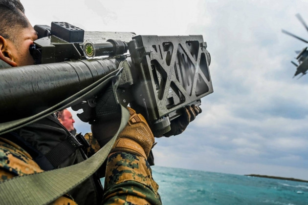 Theo thông tin từ dân quân DPR, một chiếc trực thăng của Ukraine bị bắn rơi gần thành phố Mariupol, bởi chính bằng loại tên lửa phòng không vác vai Stinger của Mỹ, đã viện trợ cho Ukraine trước đó, bị quân Nga thu được và tái trang bị cho lực lượng dân quân DPR.