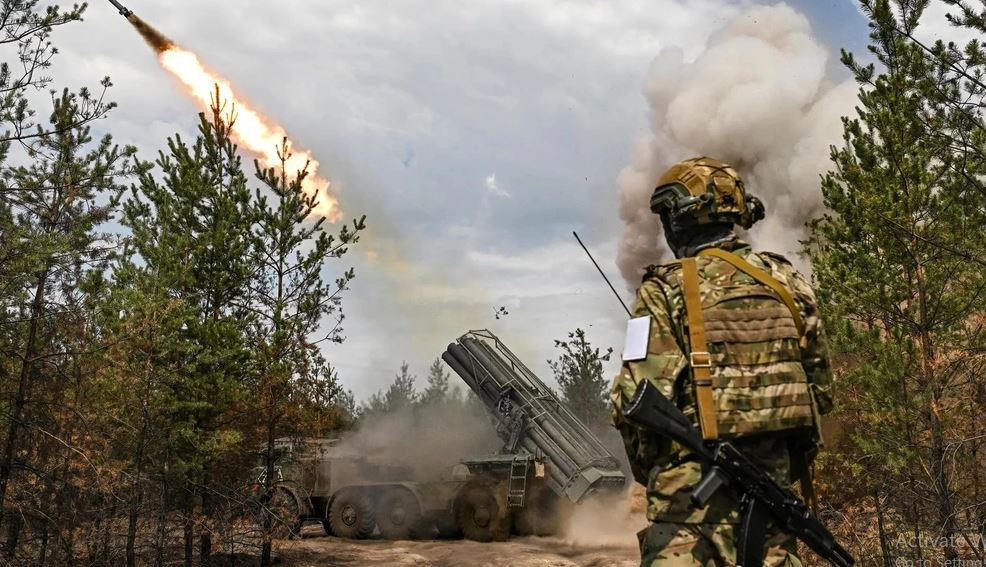 Trong khi đó, trang Topwar của Nga đưa tin, “Cụm quân phía Bắc” của Nga ở khu vực Kursk đã có những bước tiến đáng kể ở khu vực Sudzhansky, khi họ đã đánh bật các đơn vị của Ukraine ra khỏi vị trí ở vành đai rừng gần làng Cherkasy Konopelka. Đây là chiến quả mới nhất trong nỗ lực của Quân đội Nga, nhằm tái kiểm soát khu vực biên giới. 