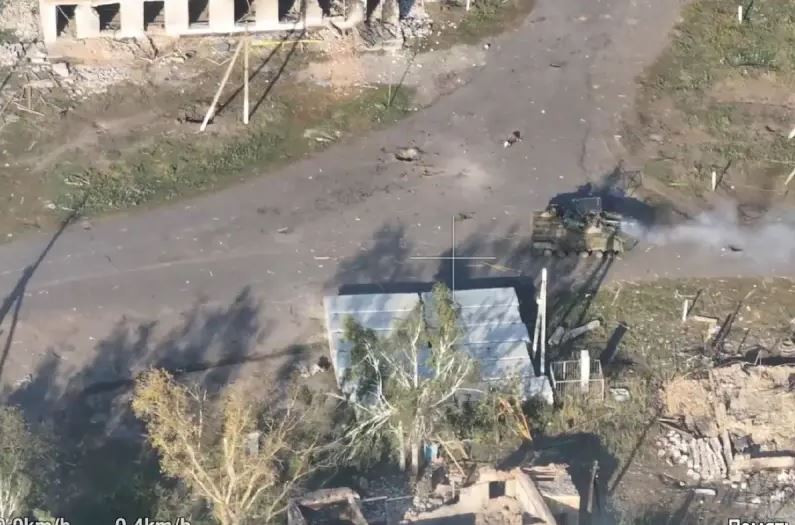 Trong khi đó, thông tin về việc quân Nga tái chiếm hoàn toàn làng Lyubimovka, nằm ở phía tây Zeleny Shlyakh, cũng được Bộ Quốc phòng Nga xác nhận. Quân Ukraine đã bị đánh bại hoàn toàn ở Lyubimovka, bao gồm cả việc mất quyền kiểm soát Zeleny Shlyakh và Pokrovsky, khiến quân Ukraine tại đây bị cắt nguồn cung cấp.