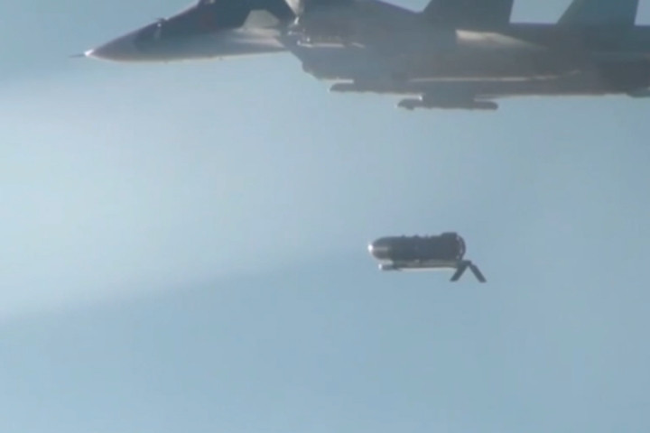 Trong trận chiến Kursk, máy bay Su-34 đã thường xuyên sử dụng bom hạng nặng để thực hiện các đòn tấn công chính xác vào các vị trí của Quân đội Ukraine, gây thiệt hại rất lớn. Đặc biệt là các đòn tấn công sâu vào lãnh thổ Ukraine, nơi được coi là đầu cầu để quân Ukraine tiến vào khu vực Kursk.