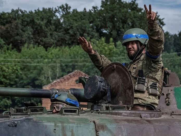 Cuộc xung đột giữa Nga và Ukraine đã kéo dài hai năm rưỡi và tình hình Ukraine đang rơi vào bế tắc. Để phá vỡ tình trạng này, Quân đội Ukraine quyết định mở cuộc đột kích vào khu vực Kursk. Mục đích của họ rất rõ ràng: buộc Quân đội Nga phải phân tán lực lượng và tìm kiếm cơ hội đột phá trên các mặt trận khác.