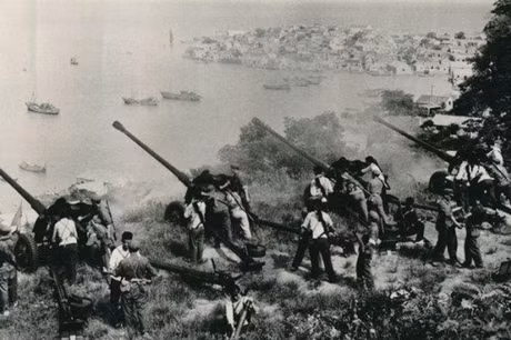 Vào mùa hè năm 1958, Trung Quốc và Đài Loan xảy ra cuộc xung đột quân sự. Phía Trung Quốc pháo kích vào các đảo Kim Môn và Mã Tổ của Đài Loan, và nhiều lần xuất kích bay chiến đấu MiG-15 và Mig-17 (do Liên Xô viện trợ) tiến công các đảo này.