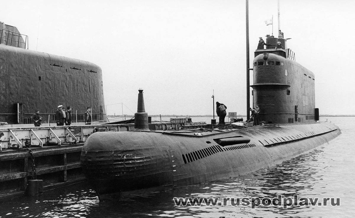 Chiếc K-129 được trang bị các tên lửa mang đầu đạn hạt nhân R-21 thế hệ mới nhất của Liên Xô. Do đó, năm 1974, giới tình báo Mỹ tìm cách trục vớt xác tàu để tìm hiểu về công nghệ tên lửa R-21.