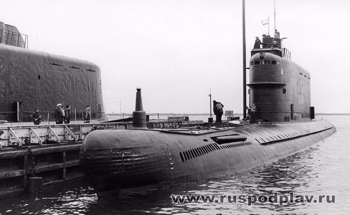 Chiếc K-129 được trang bị các tên lửa mang đầu đạn hạt nhân R-21 thế hệ mới nhất của Liên Xô. Do đó, năm 1974, giới tình báo Mỹ tìm cách trục vớt xác tàu để tìm hiểu về công nghệ tên lửa R-21.