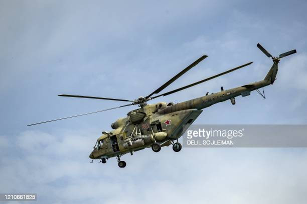 Trong các đoạn video được người dân quay đưa lên mạng xã hội, được thực hiện vào tuần trước, người xem có thể thấy một số lượng đáng kể trực thăng chiến đấu của Không quân Nga, đang hướng đến Biển Azov và có thể đây là hoạt động bay chuyển sân của số máy bay trên.