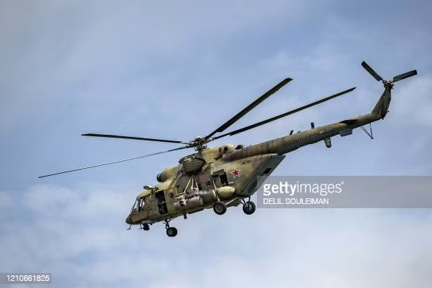 Trong các đoạn video được người dân quay đưa lên mạng xã hội, được thực hiện vào tuần trước, người xem có thể thấy một số lượng đáng kể trực thăng chiến đấu của Không quân Nga, đang hướng đến Biển Azov và có thể đây là hoạt động bay chuyển sân của số máy bay trên.