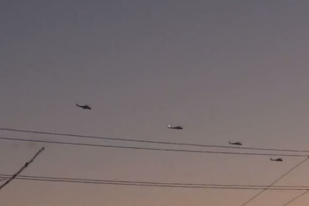 Trong một video khác, người xem có thể thấy việc trực thăng chiến đấu của Nga bay chuyển sân từ khu vực Krasnodar đến Crimea. Điểm đến của các trực thăng được triển khai vẫn chưa được tiết lộ, nhưng theo thông tin không chính thức, số trực thăng vũ trang này sẽ được triển khai ở phía bắc của bán đảo.