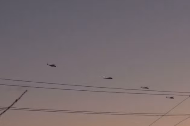 Trong một video khác, người xem có thể thấy việc trực thăng chiến đấu của Nga bay chuyển sân từ khu vực Krasnodar đến Crimea. Điểm đến của các trực thăng được triển khai vẫn chưa được tiết lộ, nhưng theo thông tin không chính thức, số trực thăng vũ trang này sẽ được triển khai ở phía bắc của bán đảo.