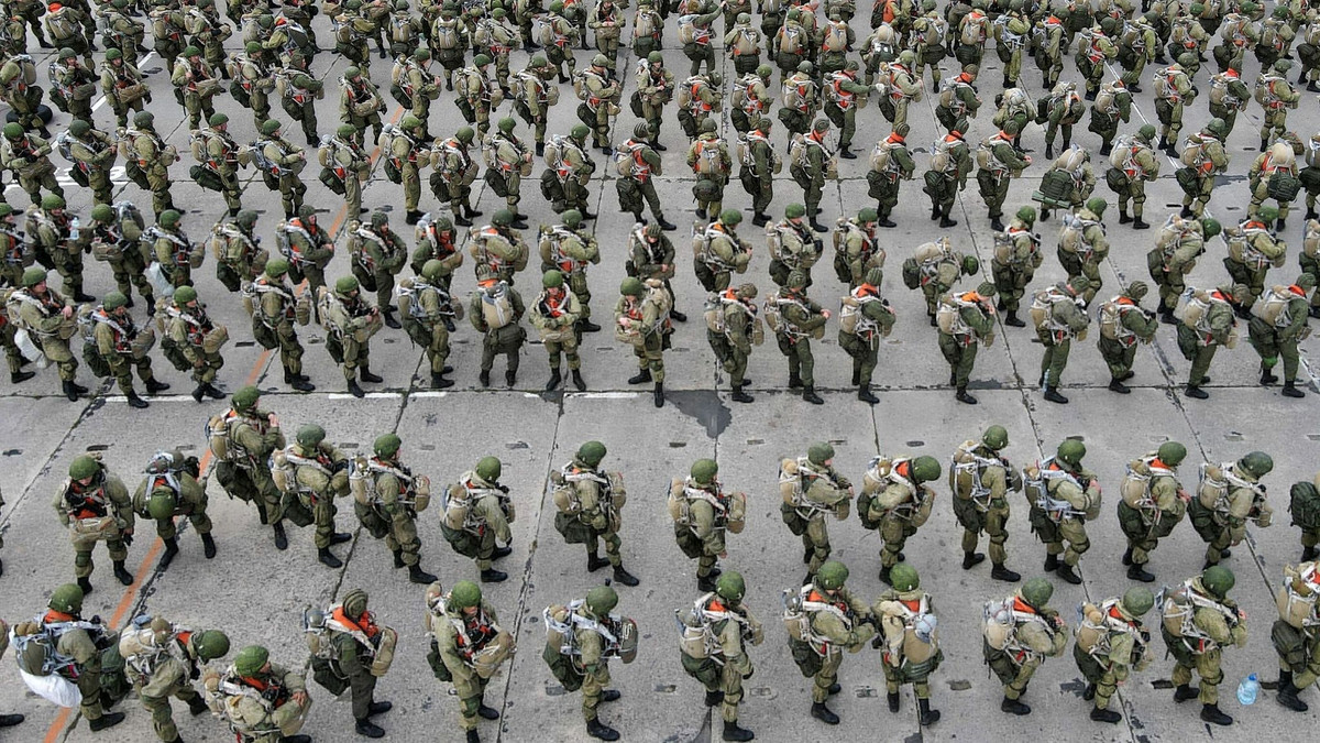 Nếu Ukraine tấn công các nước cộng hòa ly khai, Nga sẽ đưa quân đến Donbass để bảo vệ người Nga sinh sống tại khu vực này; hiện Quân đội Nga đã được triển khai sát biên giới Ukraine và cả tại nước láng giềng Belarus và sẵn sàng giáng trả các đòn tấn công vào DPR và LPR.