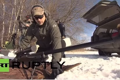 Sơ tốc đạn phụ thuộc vào từng loại đạn, nhưng trong mọi trường hợp, không thấp hơn 900 m/s; tầm bắn hiệu quả đến 2.500 m. Độ chụm trung bình của cụm đạn 5 phát từ khoảng cách 100 m là 0,3 MOA; (tương đương với độ lệnh tâm mục tiêu là 9 mm).