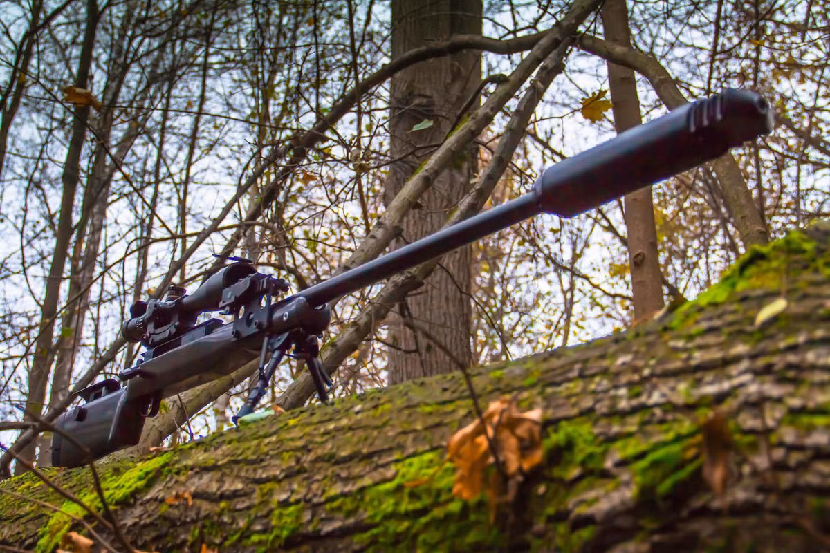 SVLK-14S không sử dụng hộp tiếp đạn như các loại súng bắn tỉa khác, mà sau mỗi phát bắn, xạ thủ phải tiếp đạn trực tiếp; mặc dù có những bất tiện, nhưng việc không sử dụng hộp tiếp đạn làm tăng độ vững chắc của thân súng. Cấu trúc tổng thể và độ vững chắc của súng góp phần quan trọng để có được tất cả các đặc tính khác biệt của khẩu SVLK-14S.