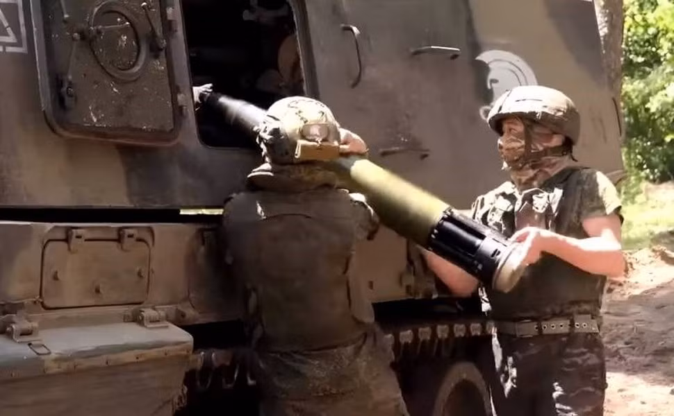 Đáng chú ý, Quân đội Nga đang sử dụng rộng rãi đạn dẫn đường Krasnopol trong “chiến dịch quân sự đặc biệt” của họ. Việc chiếu xạ mục tiêu bằng laser để điều khiển đường bay cho những quả đạn này, có thể bằng khí tài chỉ định mục tiêu trên mặt đất hoặc gắn trên UAV trinh sát Orlan-30.