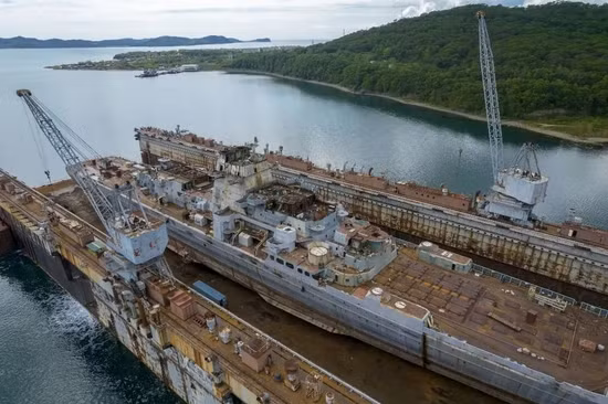 Mới đây, một số cư dân mạng Nga đã chụp được bức ảnh cho thấy tàu tuần dương “Đô đốc Lazarev”, đang được kéo về Nhà máy đóng tàu Số 30 của Nga vào tháng 5 năm nay, để bắt đầu công việc tháo dỡ làm sắt vụn.