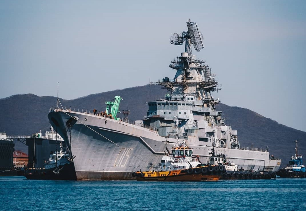 Vào tháng 7/1978, việc đóng chiếc tàu thứ hai lớp Kirov mang tên Frunze (chính là chiếc Đô đốc Lazarev hiện nay) được đặt ky. Trước khi bắt đầu đóng tàu Đô đốc Lazarev, các kỹ sư Liên Xô cũng đã điều chỉnh các chi tiết vũ khí của tàu Đô đốc Lazarev, theo ý tưởng là phòng không hạm đội.