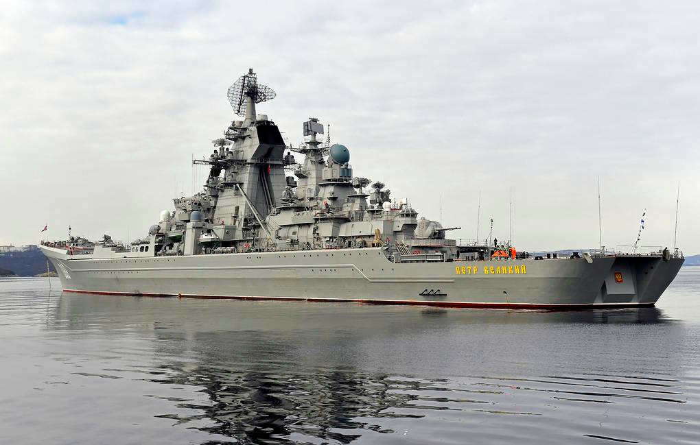 Trong tình hình như vậy, tính năng chống ngầm trong thiết kế ban đầu của lớp Kirov có vẻ “hơi thừa”; ngược lại, do giá trị kỹ chiến thuật rất lớn của tàu tuần dương chạy bằng năng lượng hạt nhân, nên yêu cầu khả năng phòng không hạm được đặt nên hàng đầu.