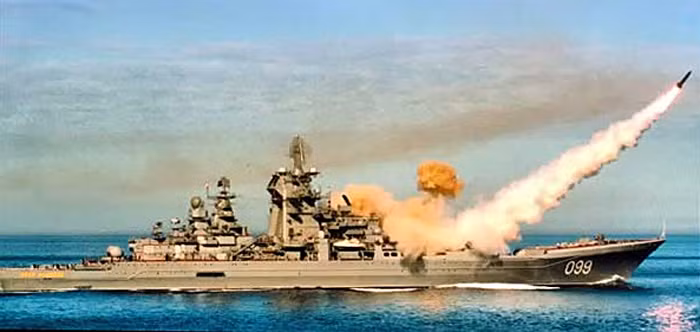 Sự xuất hiện của tàu tuần dương lớp Kirov cũng đánh dấu lần đầu tiên Hải quân Liên Xô có khả năng phòng không khu vực đáng tin cậy, và lực lượng hải quân mặt nước cũng có khả năng hoạt động độc lập, ngoài bán kính tác chiến của lực lượng không quân hải quân.