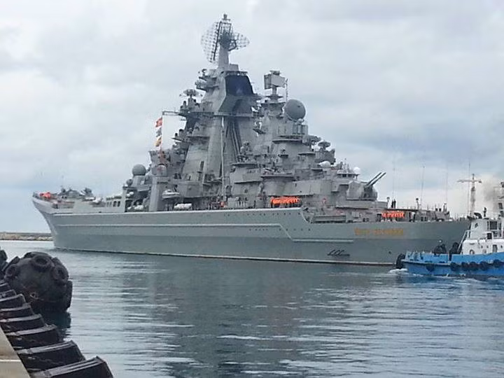 Năm 1985, chiếc Đô đốc Lazarev mới được đưa vào biên chế và khởi hành từ Nhà máy Đóng tàu Baltic, đi về phía nam từ Đại Tây Dương, đi qua Ấn Độ Dương và đi về phía bắc dọc theo Tây Thái Bình Dương đến cảng Vladivostok.