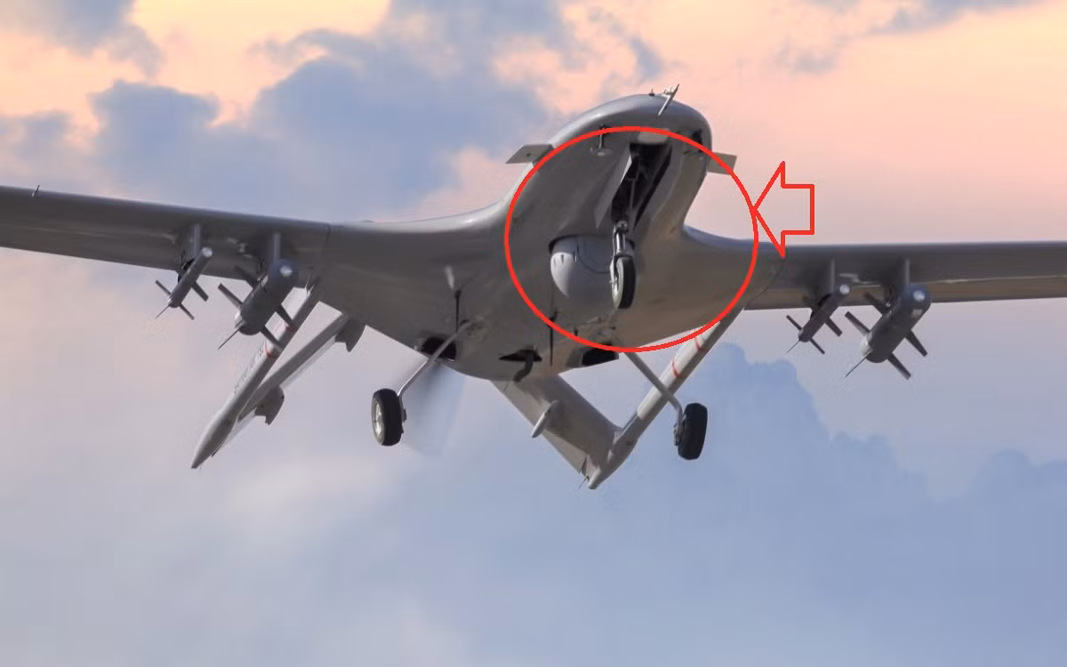 “Hơn nữa, những chiếc UAV TB2 có một điểm đặc biệt, đó là có một càng hạ cánh ở phía trước camera quan sát và để camera hoạt động thuận lợi, khi UAV TB2 cất cánh, càng hạ cánh phía trước được thu vào.