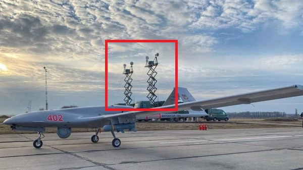 Bên cạnh đó, Quân đội Nga đã tích cực phong tỏa các sân bay mà UAV TB2 cất cánh và dò tìm các đài điều khiển mặt đất; đồng thời chế áp bằng các hệ thống tác chiến điện tử. Do đó, hiệu quả của UAV TB2 ở chiến trường Ukraine là rất thấp; đó là một mục tiêu dễ dàng”; chuyên gia Leonkov nói.