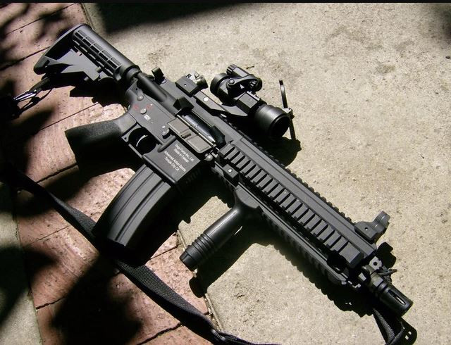 HK416 là mẫu súng trường tấn công/carbine được thiết kế và sản xuất bởi công ty Heckler &amp; Koch của Đức, dựa trên nền tảng khẩu AR-15 của Quân đội Mỹ với nhiều phiên bản khác nhau.