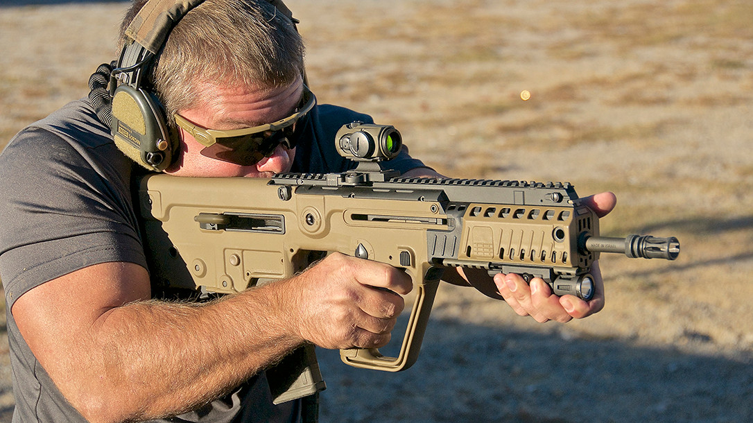 Hãy so sánh một số mẫu súng tham gia đấu thầu của Quân đội Pháp, SCAR được sử dụng nhiều hơn trong lực lượng đặc biệt, Tavor cũng là một mẫu súng trường bullpup, đối với người Pháp nó không khác gì Farmas. 