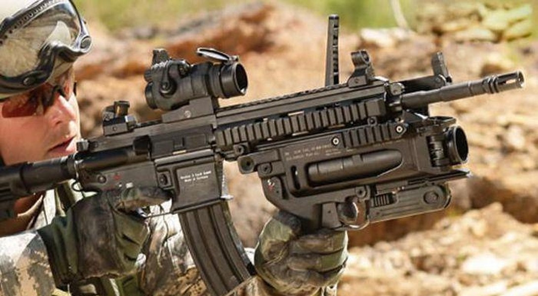 Các phiên bản của HK416 có trọng lượng từ 2,95 kg đối với mẫu súng HK416C cho đến 3,855 kg đối với mẫu súng D20SR (trọng lượng này chưa tính hộp tiếp đạn). Các phiên bản để đáp ứng yêu cầu trang bị cho các lực lượng với nhiệm vụ khác nhau. 