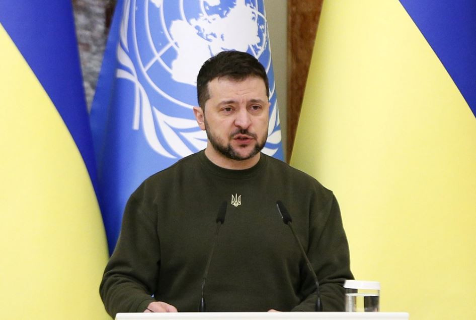 Hãng tin nhà nước Ukraine Ukrinform dẫn lời Tổng thống Ukraine Volodymyr Zelensky, trong bài phát biểu trực tuyến vào tối 27/12 cho biết, "Hôm nay, có thông tin về một số binh lính Triều Tiên chiến đấu trên lãnh thổ Nga. Binh lính của chúng tôi đã bắt họ làm tù binh, nhưng họ bị thương rất nghiêm trọng và không thể hồi sức được".